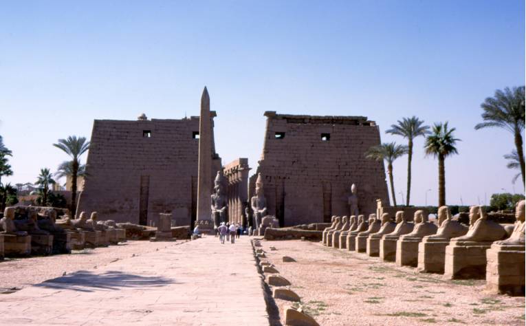 Monumentálny vstup do luxorského chrámu, ktorý dal postaviť faraón Ramesse II. (1279–1213 pred Kristom) považovaný za faraóna Exodu