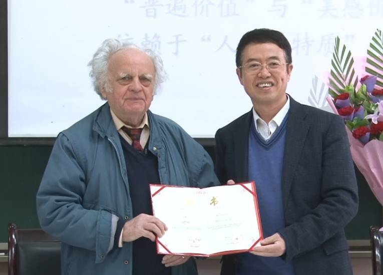 Marián Gálik prijíma menovací dekrét od prof. Cchao Šun-čchinga