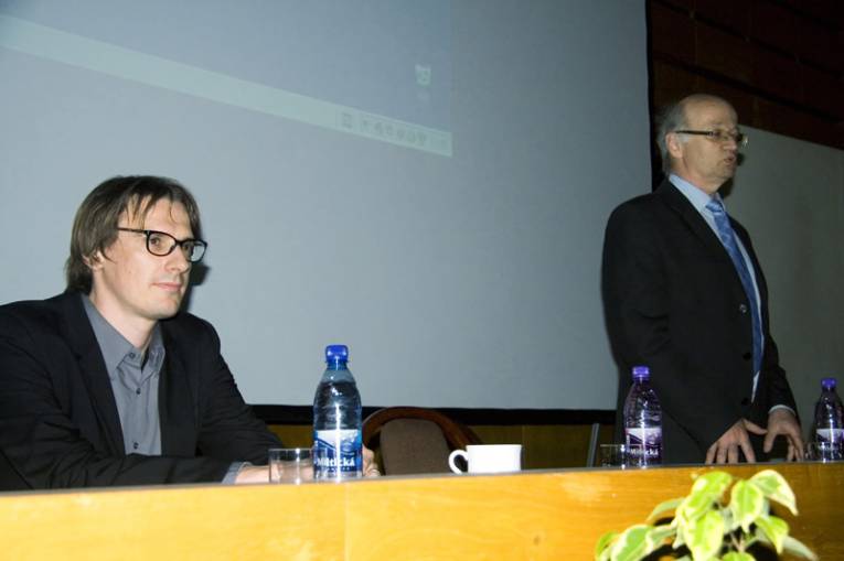 Vedecký seminár mladých moderoval doc. Juraj Koppel, vľavo podpredseda SAV Richard Imrich.