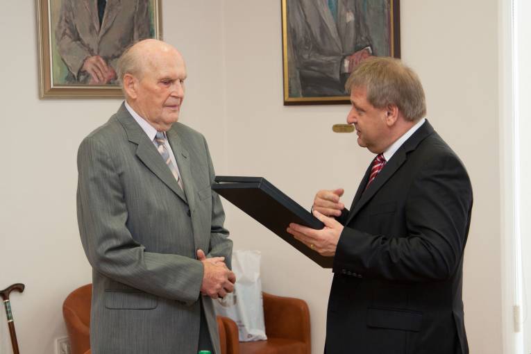 Medailu odovzdáva podpredseda SAV Juraj Lapin