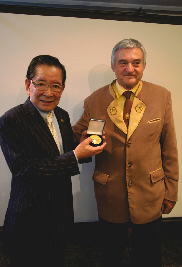 Predseda SZV Ing. Ľudovít Gál odovzdal Zlatú medailu Juraja Fándlyho japonskému výskumníkovi v oblasti využitia liečivých účinkov včelej materskej kašičky a priekopníkovi ekologického včelárstva Dr. Kikuji Yamaguchi,PhD.