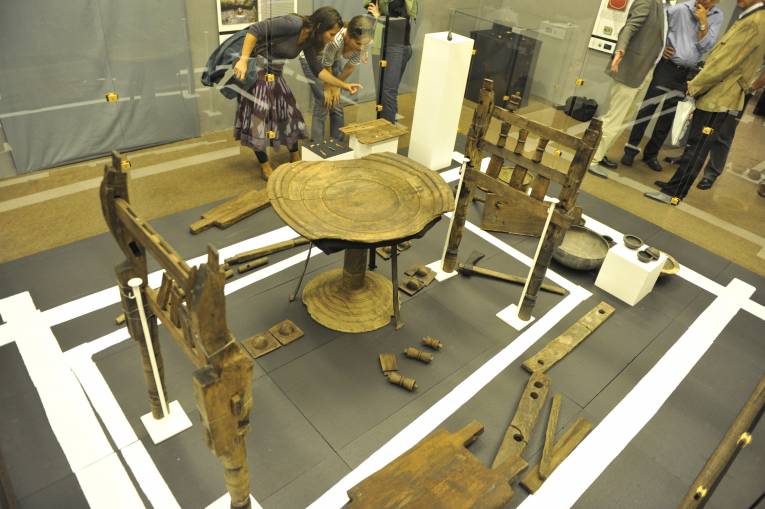 Pohľad na zachované časti posmrtného lôžka a servírovacieho stola staré takmer 1600 rokov, foto: Matej Ruttkay