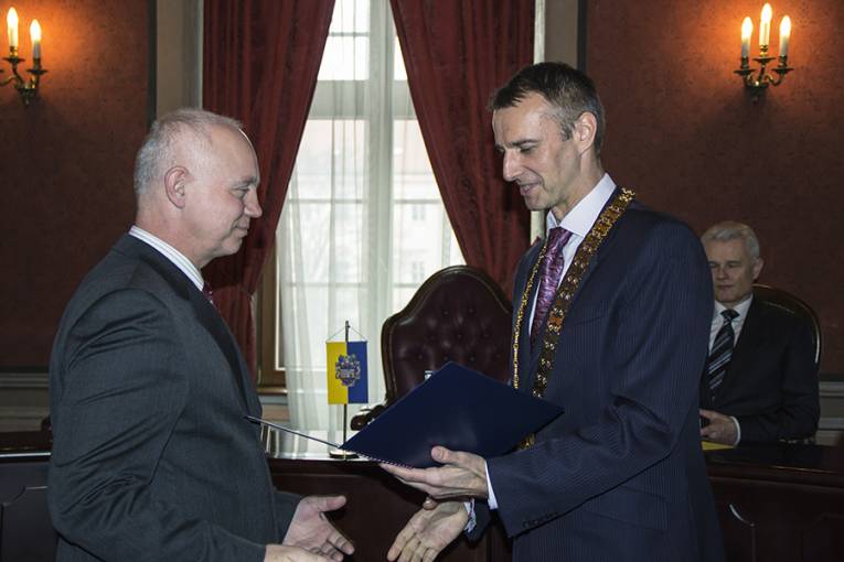 Docentovi Štefanovi Faixovi (vľavo), riaditeľovi ÚFHZ SAV, odovzdáva ďakovný list primátor Košíc Richard Raši.
