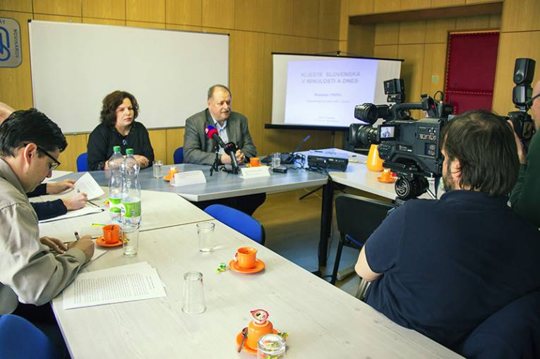 O tlačové konferencie parazitológov je medzi novinármi aj v Košiciach veľký záujem. Na zvedavé otázky odpovedali tentoraz riaditeľ ústavu doc. Branislav Peťko a dr. Zuzana Hurníková