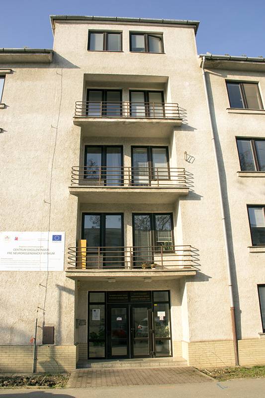 Budova na Šoltésovej ulici v Košiciach, kde v zhode nažívajú Ńeurobiologický ústav a Ústav fyziológie hospodárskych zvierat SAV.