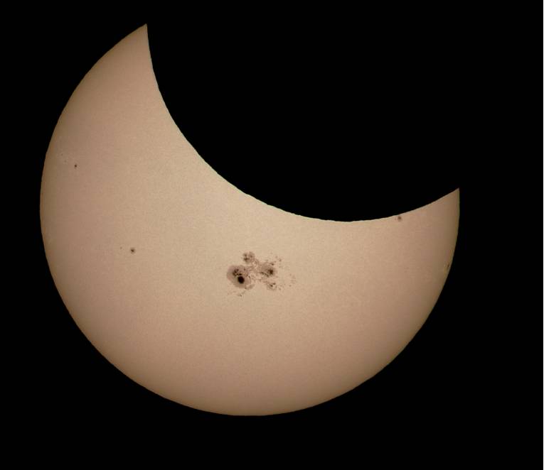 Čiastočné zatmenie Slnka 23. októbra 2014. Na disku je veľká skupina slnečných škvŕn.  Autor: Dr Michael Bolte, University of California, Santa Cruz