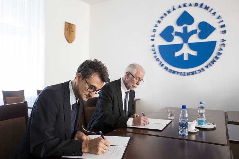 Memorandum podpísal predseda SAV Pavol Šajgalík a generálny riaditeľ JRC Vladimír Šucha 