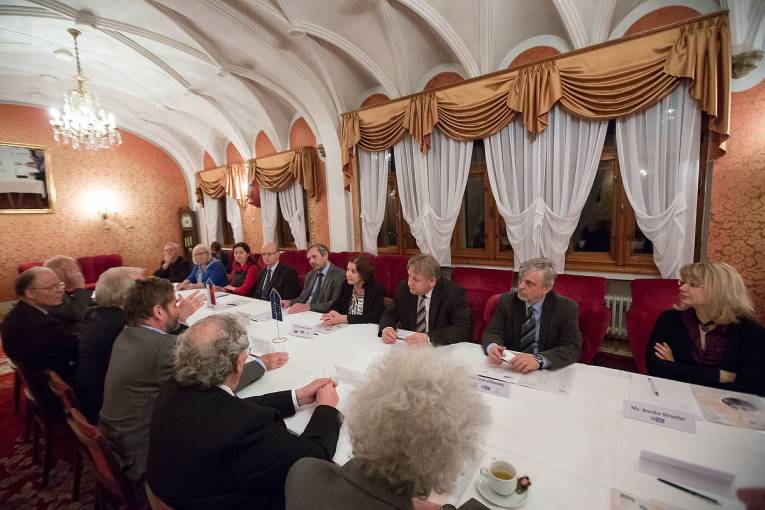Úvodné rokovanie výboru EASAC a zástupcov SAV v Červenom salóne Kongresového centra SAV v Smoleniciach.
