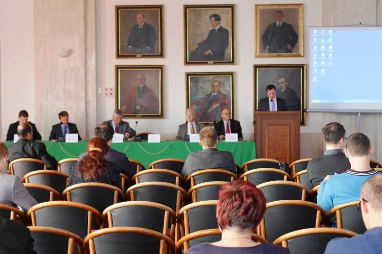 Minister školstva Juraj Draxler pri svojom vystúpení na konferencii
