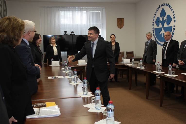 Minister školstva Peter Plavčan sa zvítal s členmi Predsedníctva SAV.