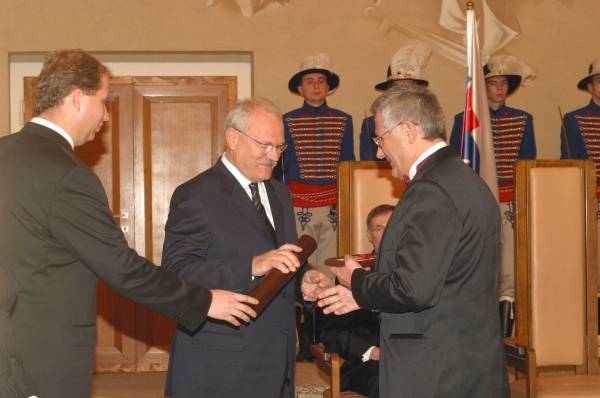 Pri preberaní vyznamenania z rúk prezidenta. Foto: Pavol Mikulášek