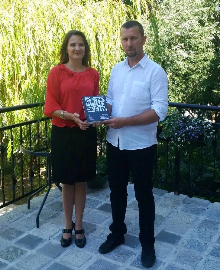  Tatiana Podolinská a Tomáš Hrusti, editori publikácie Čierno-biele svety: Rómovia v majoritnej spoločnosti na Slovensku.  