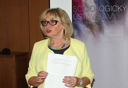 Riaditeľka Sociologického ústavu SAV profesorka Silvia Miháliková predstavila prítomným nové edície a koncepciu vydavateľskej činnosti ústavu. 