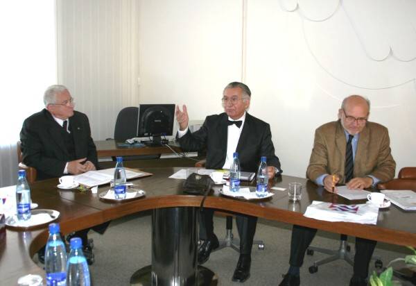 Počas rokovania - zľava prof. Ján Slezák, prof. Milorad Miloradov a prof. Miloš Tešič.