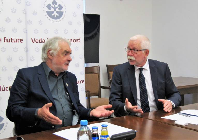 Marián Chudovský a Pavol Šajgalík v diskusii pred podpisom spoločného memoradna o spolupráci SND a SAV.