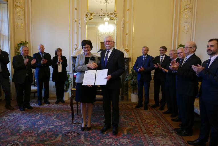 Fototermín po podpise dohody s predsedami akadémií ČR a SR.