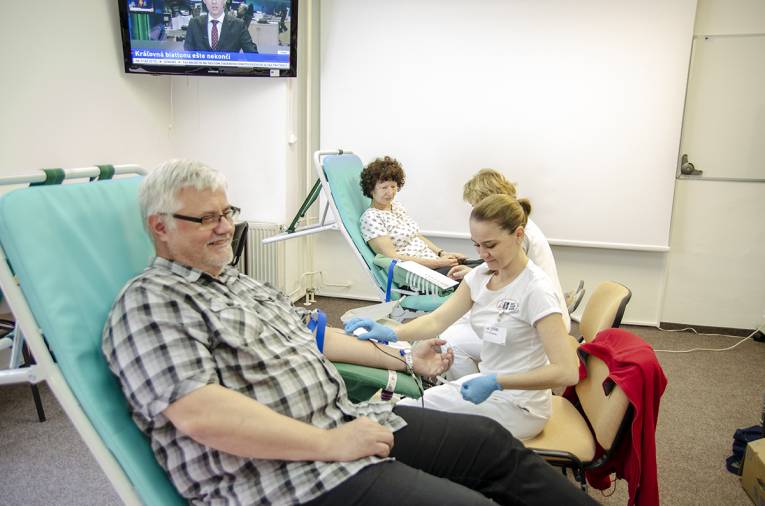 Neurobiológ Ján Gálik mobilné odbery nielen organizuje, ale aj sám daruje krv. V pozadí je parazitologička Dana Miklisová.     