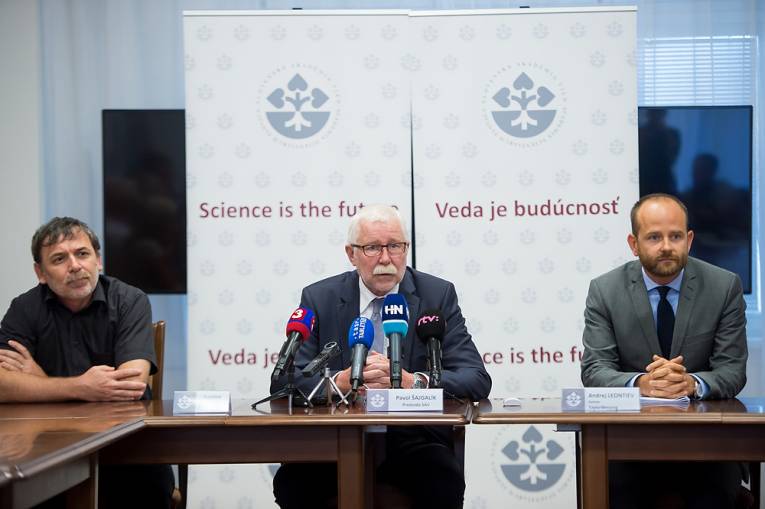 O výsledkoch mimoriadneho rokovania Predsedníctva SAV informovali predseda SAV Pavol Šajgalík (v strede), člen Predsedníctva SAV František Simančík (prvý zľava) a zástupca právnej kancelárie Andrej Leontiev.