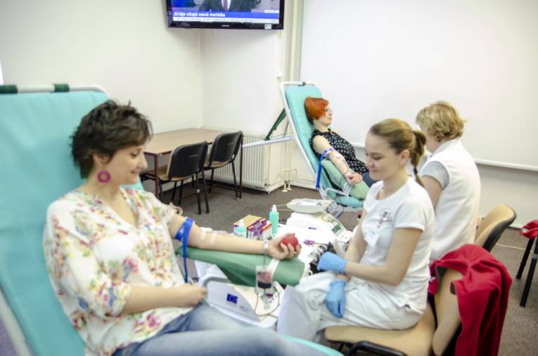 Medzi pravidelné darkyne krvi sa vďaka mobilným odberom zaradili aj Annamária Kóšová z Neurobiologického ústavu BMC SAV (vľavo) a historička Mária Ďurkovská. Záber je z tohtoročného jarného podujatia.    