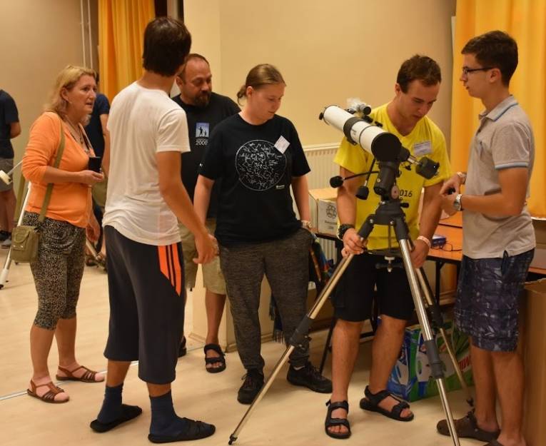 Mladí slovenskí olympionici sa pripravovali aj na týždňovom workshope v Zánke pri Balatone. Získavali aj zručnosti s astronomickými prístrojmi, vo dne i v noci  pozorovali oblohu.   
