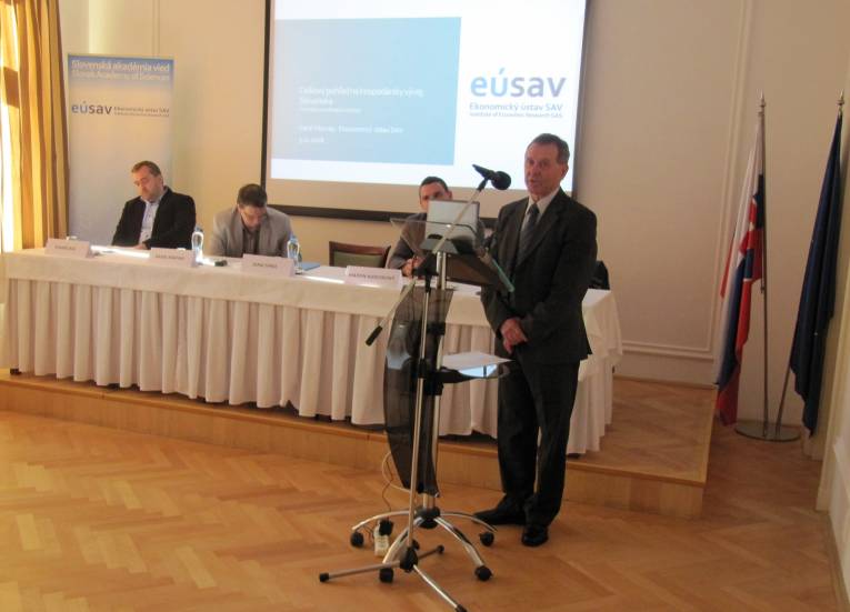 Konferenciu otvoril prof. Juraj Sipko.