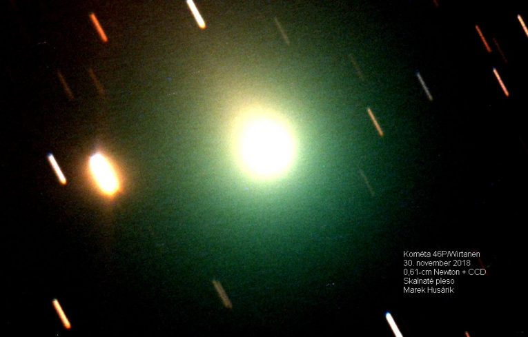 1   Kométa Wirtanen odfotená 30. novembra 2018 na Skalnatom plese (Astronomický ústav SAV, Tatranská Lomnica). Obrázok je zhotovený v troch farebných fotometrických filtroch, aby sa zvýraznila prítomnosť plynnej komy okolo jadra.