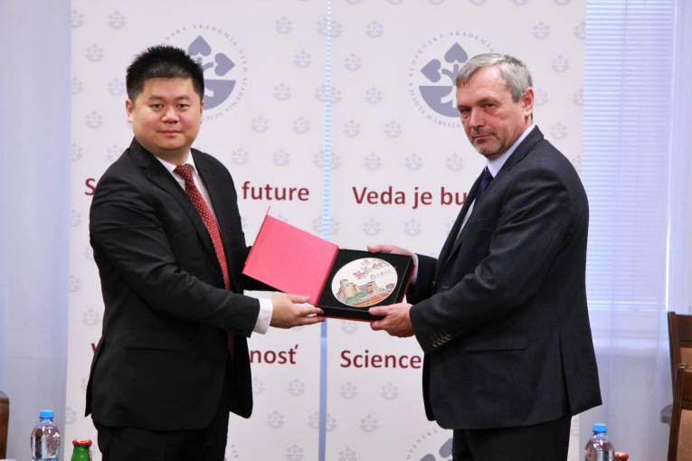Prof. Xiaotian Zhang a PhDr. Dušan Gálik, CSc.