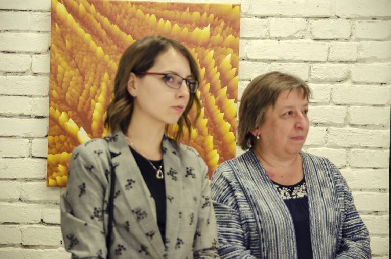 Natália Tomašovičová (vpravo) a jej doktorandka Katarína Zakuťanská, ktoré merajú infračervené spektrá vzoriek slznej tekutiny, na vernisáži vedecko-umeleckého projektu.