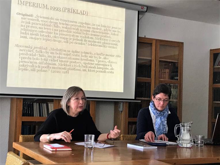 Zľava prof. doc. PhDr. Katarína Bednárová, CSc., a Mgr. Anita Račáková, PhD.