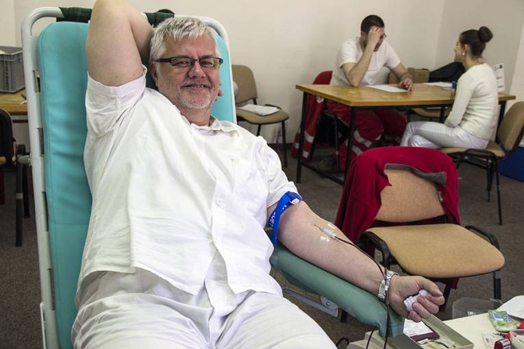 Bez neurobiológa Jána Gálika by v Košiciach mobilné odbery krvi pre zamestnancov SAV neboli. Je doslova ich dušou – prišiel s nápadom, dvakrát v roku akciu zorganizuje a je vzorom pre váhavcov – už roky pravidelne daruje krv bez nároku na odmenu.