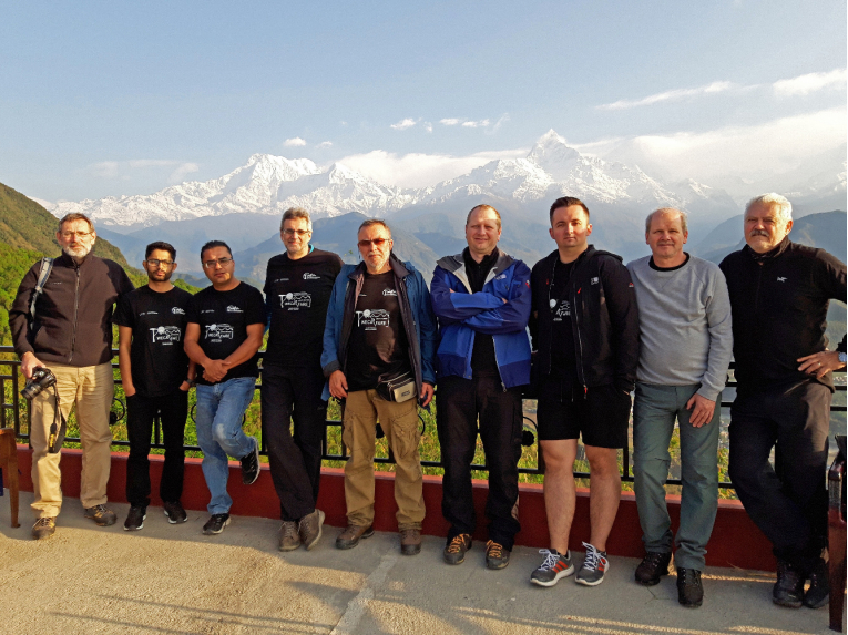 Účastníci terénneho výskumu v západnej časti nepálskych Himaláji. Zľava: Pavol Siman, Subash Acharya, Ashok Sigdel, Ján Madarás, František Marko, Juraj Papčo, Kamil Fekete, Andrej Mojzeš, Miroslav Bielik.  Pohľad na masív Annapurny (vľavo Annapurna South, 7219 m,  vpravo Machhapuchhre, 6997 m) z dedinky Sarangkot (1500 m) nad mestom Pokhara.