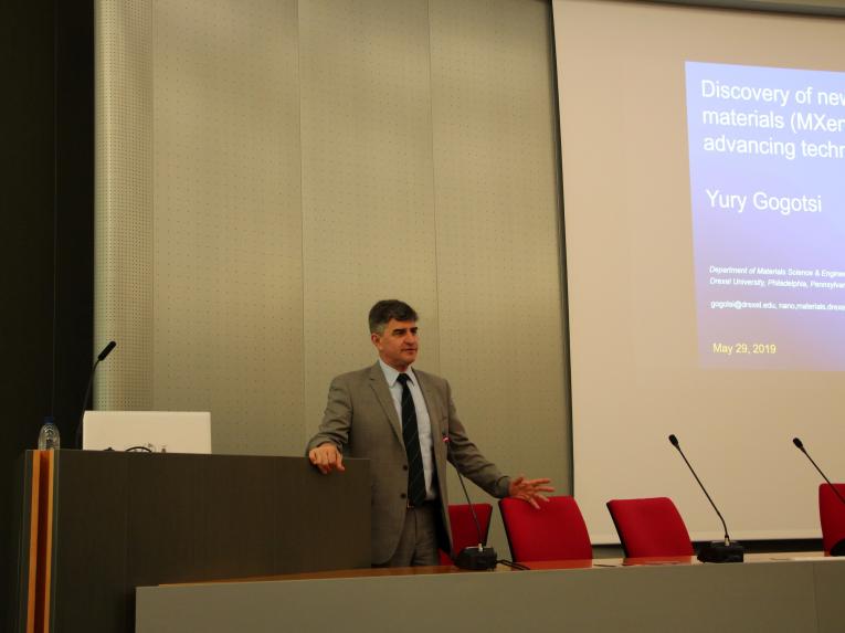 Profesor Yury Gogotsi pri prednáške v Aule SAV