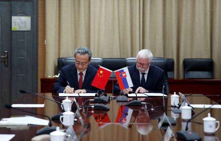 Podpis dohody prof. Wang Jinsong a prof. Pavol Šajgalík.