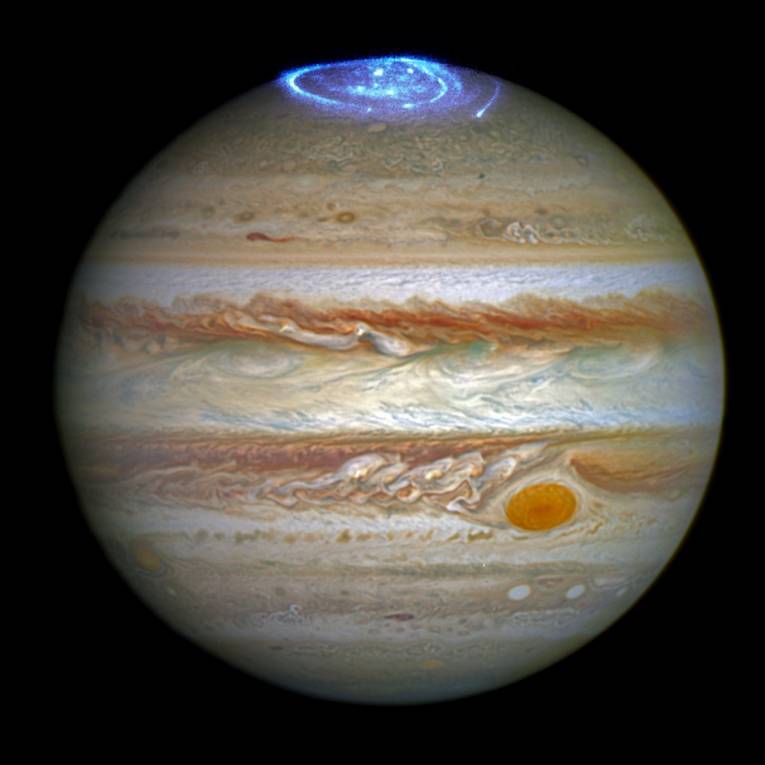 Jupiter s pásmi, Veľkou červenou škvrnou (vpravo pod strednom) a polárnou žiarou nasnímanou Hubbleovým vesmírnym ďalekohľadom.