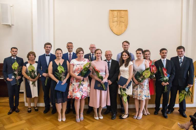 Ocenený kolektív pracovníkov Chemického ústavu SAV pod vedením Jána Tkáča