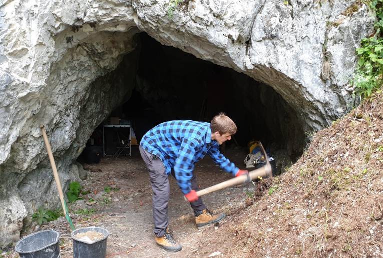 Archeologický výskum v tatranskej jaskyni.
