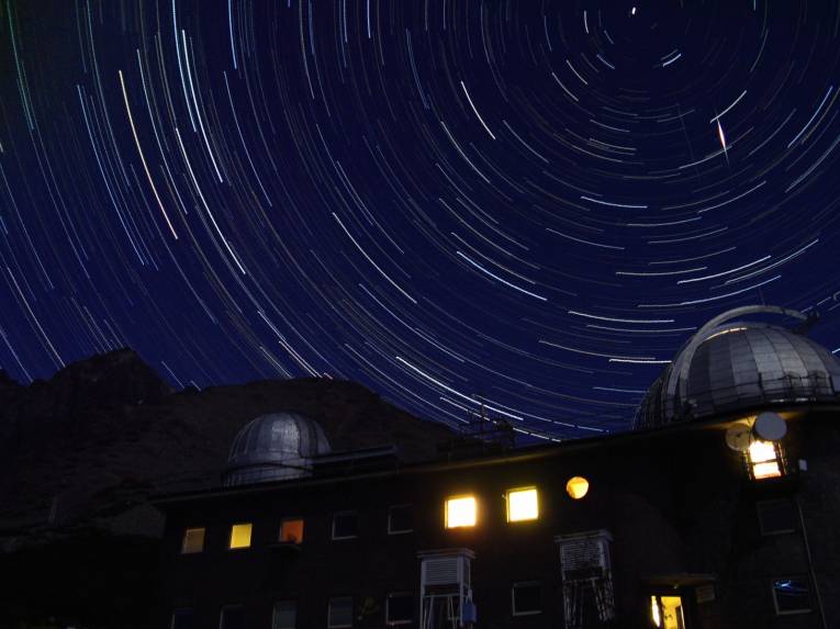 Perzeida nad budovou observatória Astronomického ústavu SAV na Skalnatom plese