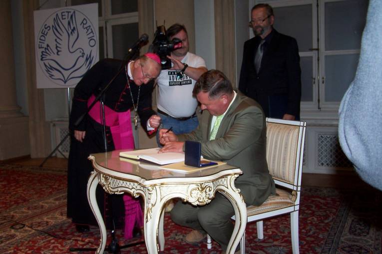 Pri podpise do kroniky s Mons. Františkom Rábekom