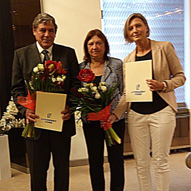 Ocenení autori  (RNDr. Peter Gajdoš, CSc., a Mgr. Veronika Piscová, PhD.) s riaditeľkou ÚKE SAV doc. RNDr. Zitou Izakovičovou, PhD.