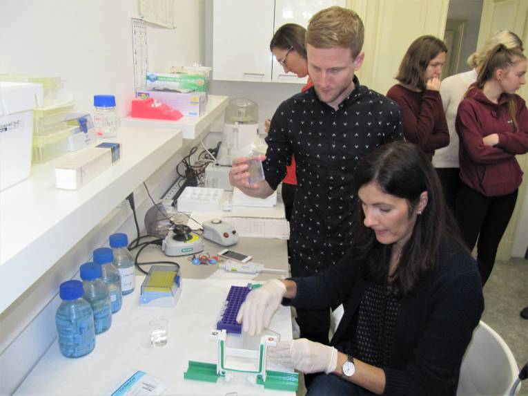 Stanislava Vranková a Jakub Benko pripravujú vzorky na extrahovanie proteínov.