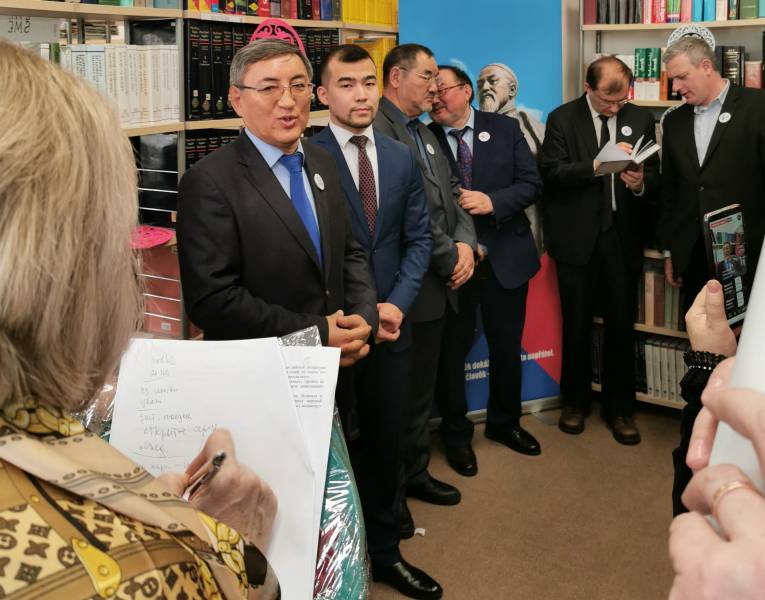 Zo slávnostného odovzdávania knižného daru, ktorý SAV poskytlo Veľvyslanectvo Kazašskej republiky v SR
