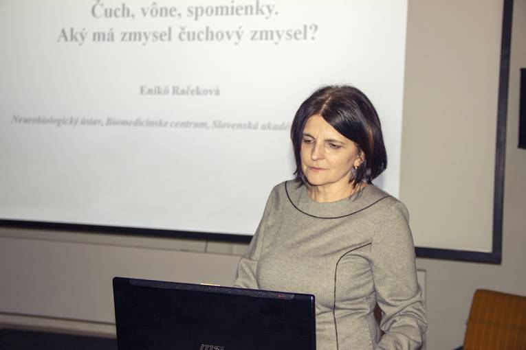 Neurobiologička Enikő Račeková sa v prvej tohtoročnej Vedeckej kaviarni v Košiciach venovala problematike výskumu čuchu