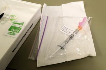 Striekačka s vakcínou proti novému koronavírusu je pripravená na stole počas klinickej skúšky vakcíny, ktorá sa začala 16. marca vo výskumnom ústave v Seattle