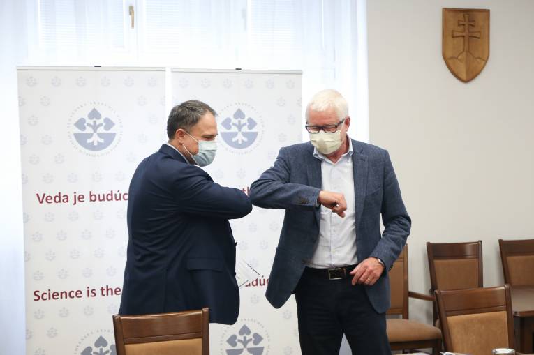 Mimoriadny a splnomocnený veľvyslanec Kazašskej republiky na Slovensku Roman Vasilenko sa zdraví s predsedom SAV Pavlom Šajgalíkom