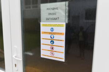 Ochranné opatrenia na dverách do jedálne na jednej zo základných škôl