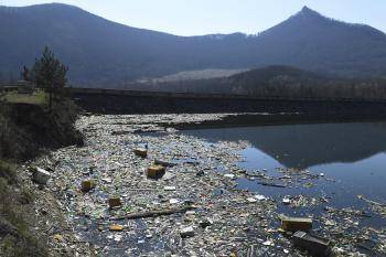 Priehrada Ružín znečistená komunálnym odpadom, podstatnú časť odpadu tvoria plastové fľaše a rôzne obaly
