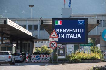 Taliansko-švajčiarske hranice po otvorení. Vyše 60 percent respondentov sa domnievalo, že v Taliansku pandémiu zvládajú zle alebo veľmi zle