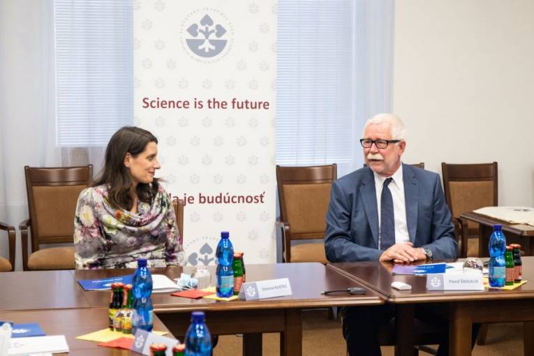 Slovinská ministerka vzdelávania, vedy a športu Simona Kustec a predseda SAV Pavol Šajgalík