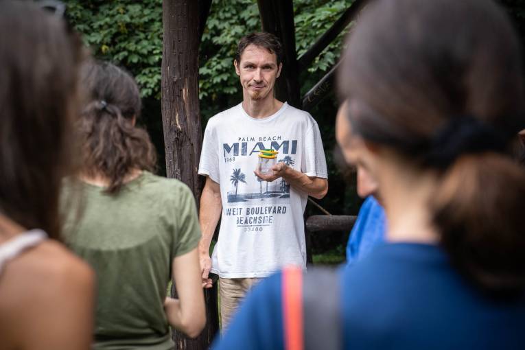 Zoológ Marek Semelbauer predstavuje účastníkom exkurzie nájdené druhy živočíchov.