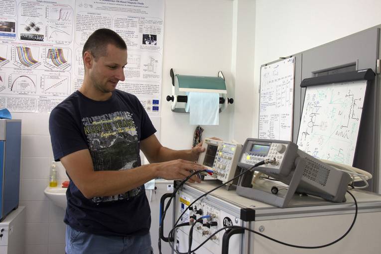 Mladý vedec Michal Rajňák vo svojom laboratóriu. Nastavuje experimentálne podmienky na generátore vysokého napätia, ktorý používa na testovanie elektrickej pevnosti nanokvapalín